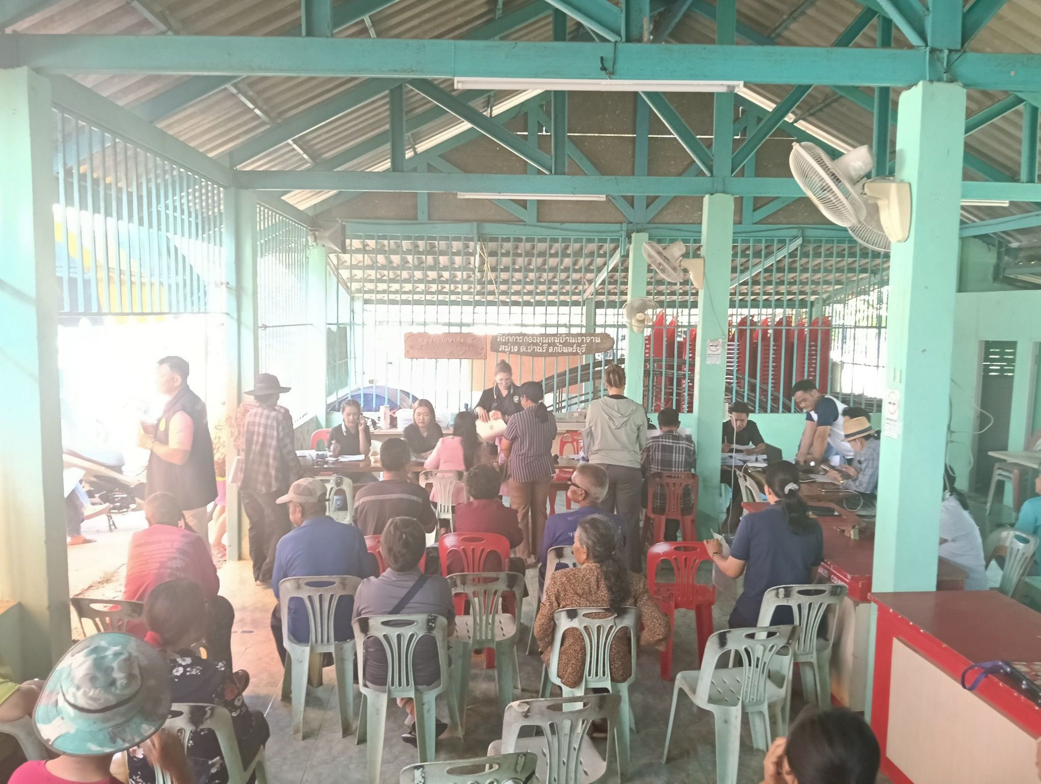 title - วันที่ 1 เมษายน 2569 นายวิทูล ประดิษฐ์บุญ ปฏิรูปที่ดินจังหวัดปราจีนบุรี มอบหมายให้ นายลิขิต ผันผ่อน ผู้อำนวยการกลุ่มกฎหมาย นางสาวปาริชาติ ศรีปราชญ์ ผู้อำนวยการกลุ่มยุทธศาสตร์และการปฏิรูปที่ดิน พร้อมด้วย เจ้าหน้าที่ ส.ป.ก.ปราจีนบุรี ลงพื้นที่ออกศูนย์บริการเคลื่อนที่“Mobile Unit” ณ ตำบลย่านรี อำเภอกบินทร์บุรี จังหวัดปราจีนบุรี